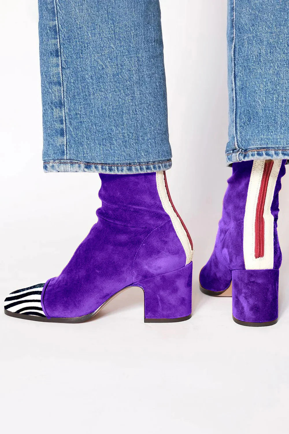 BOTÍN DE TACÓN MEDIO MORADO CON ESTAMPADO
