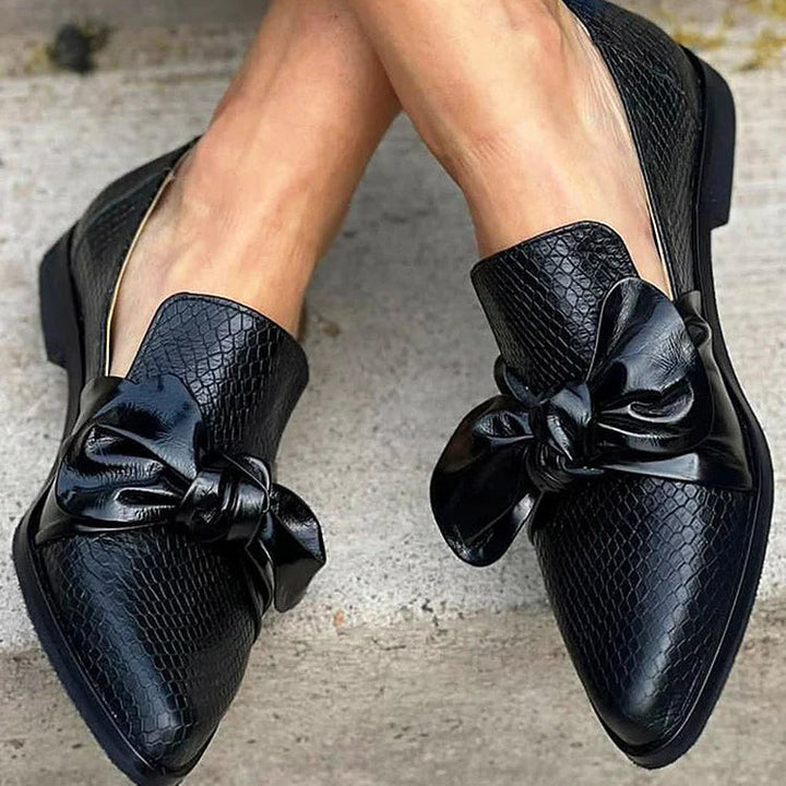 MOCASÍN NEGRO CON LAZO BRILLANTE