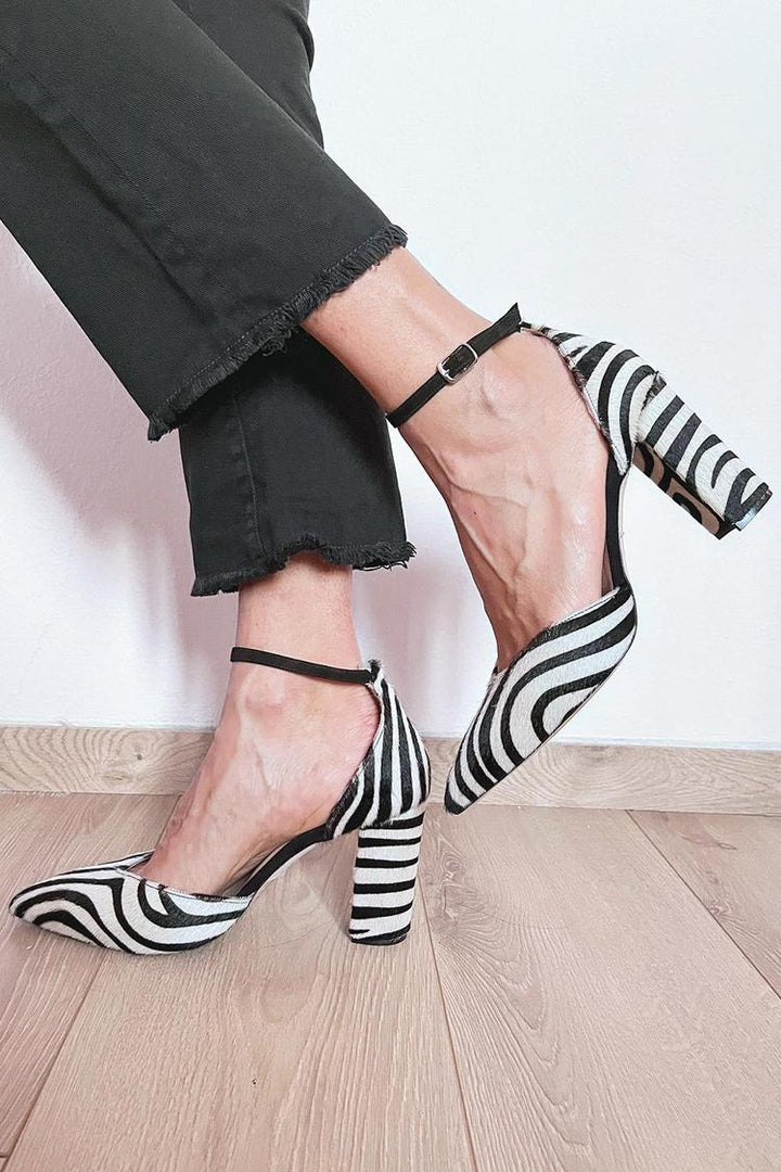 TACONES ESTAMPADO CEBRA CON PULSERA AL TOBILLO