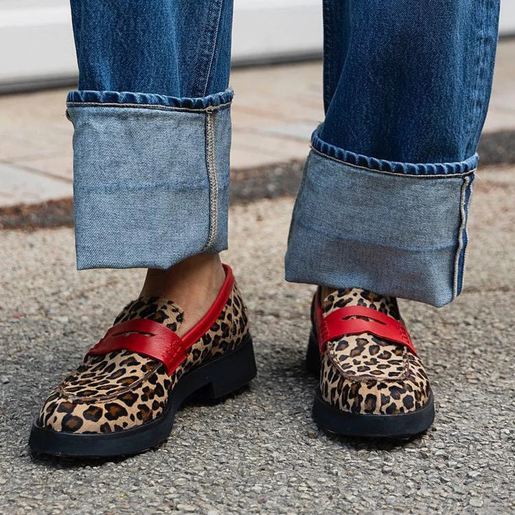 Mocasín con estampado de leopardo y detalle rojo