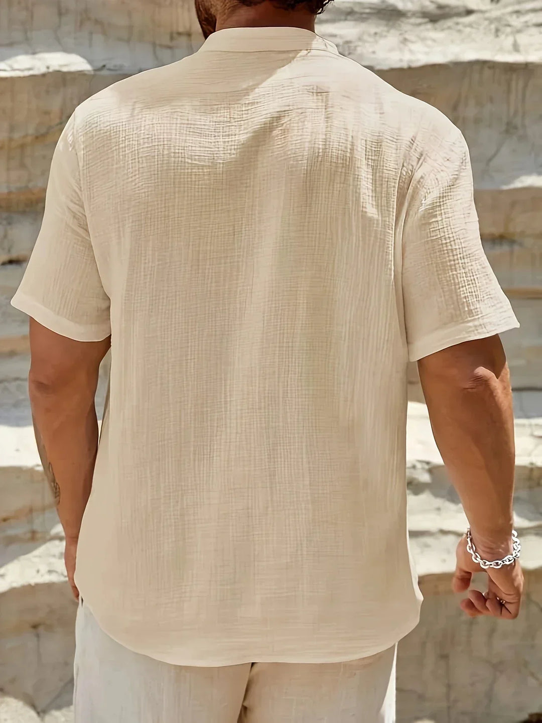 Cómoda camisa de verano con cuello levantado