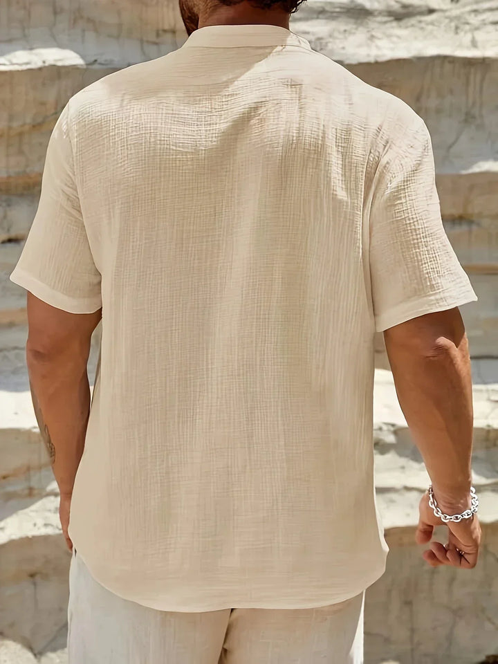 Cómoda camisa de verano con cuello levantado