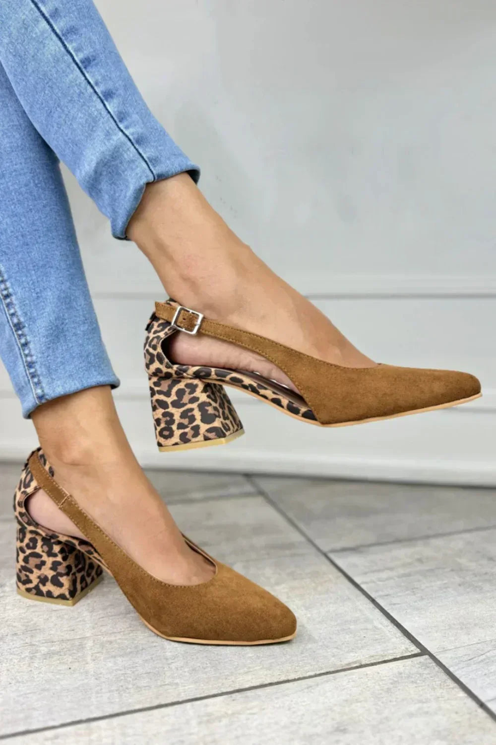 TACONES CON TALÓN DESCUBIERTO DE ESTAMPADO LEOPARDO