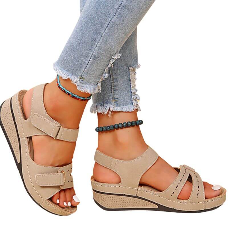 Sandalia Verona con cuña y base blanda