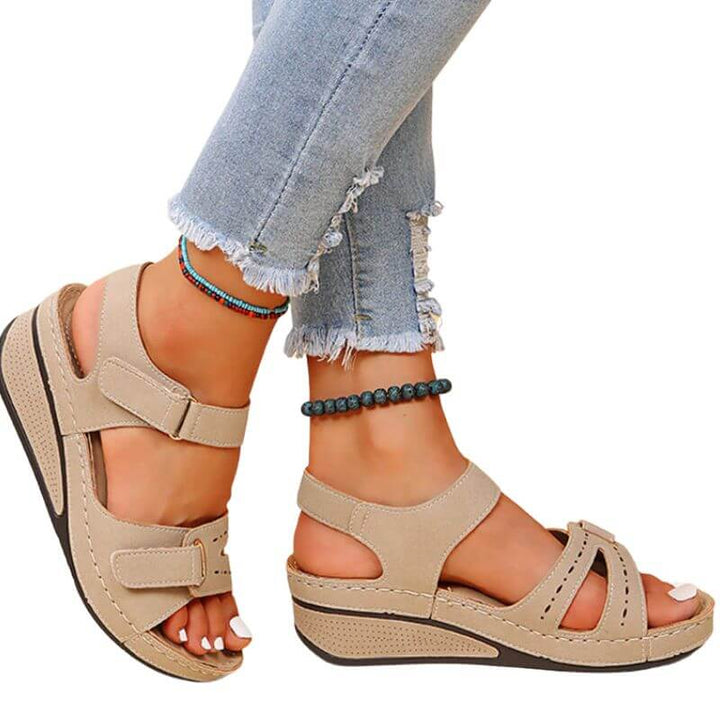 Sandalia Verona con cuña y base blanda