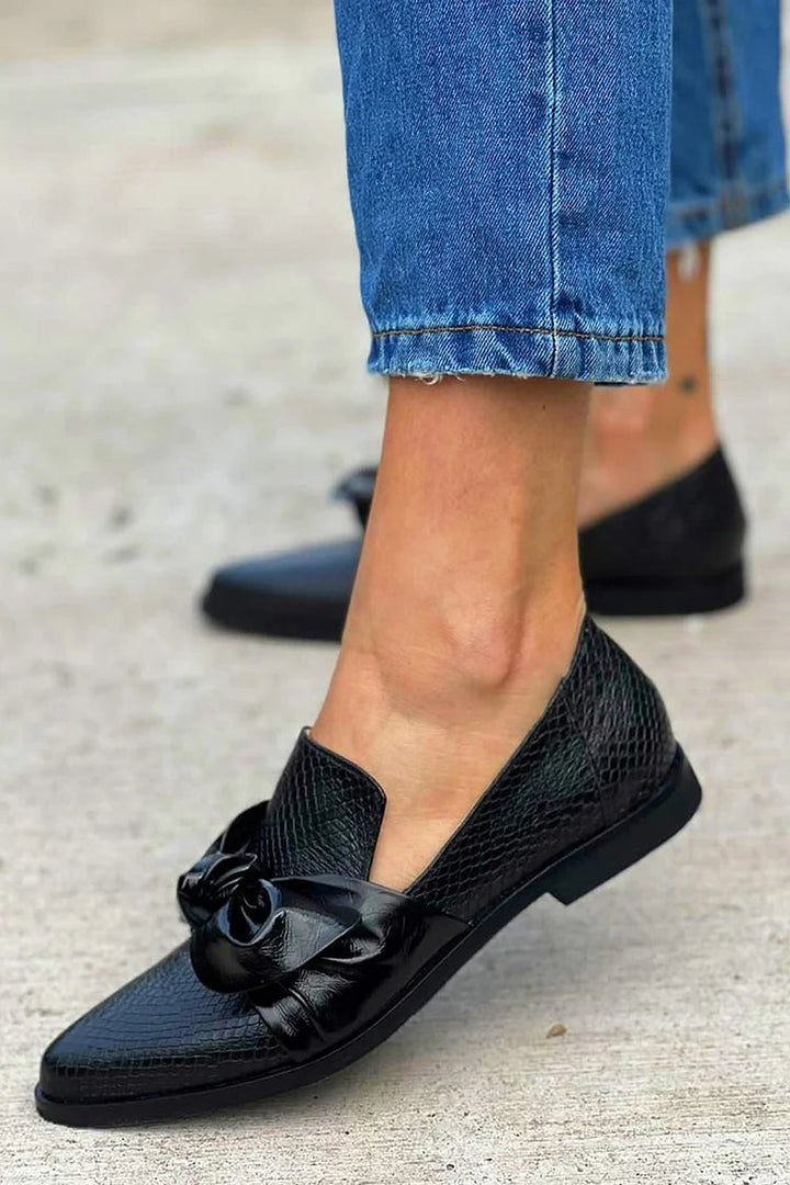 MOCASÍN NEGRO CON LAZO BRILLANTE
