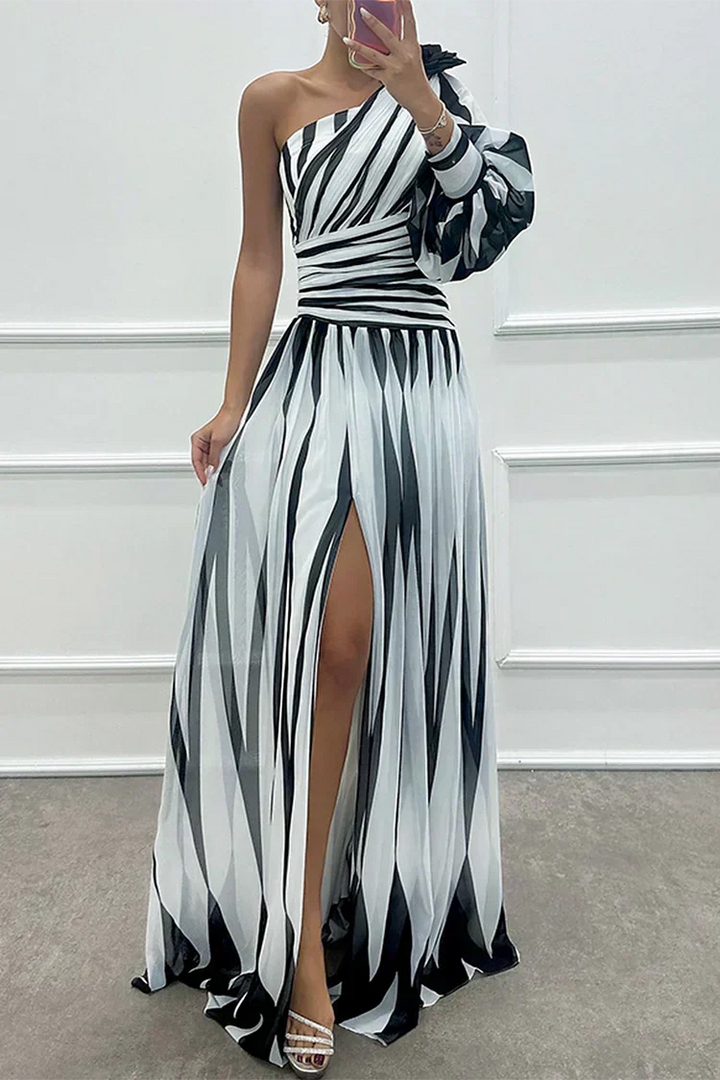 Elegante vestido maxi a rayas con un solo hombro