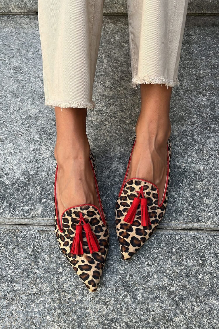 Mocasín de punta con borlas rojas