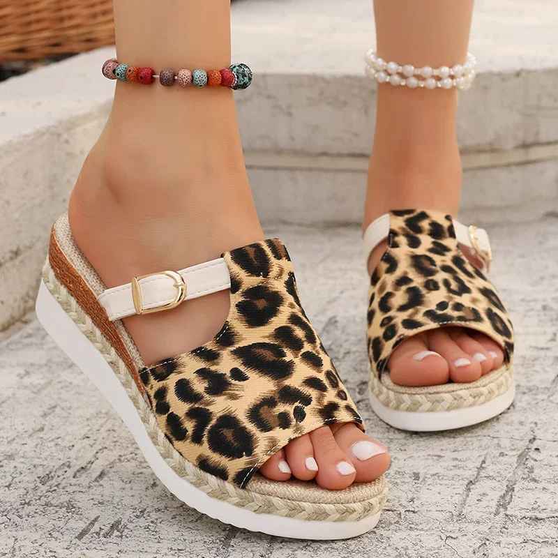 Sandalias de cuña con estampado de leopardo