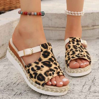 Sandalias de cuña con estampado de leopardo