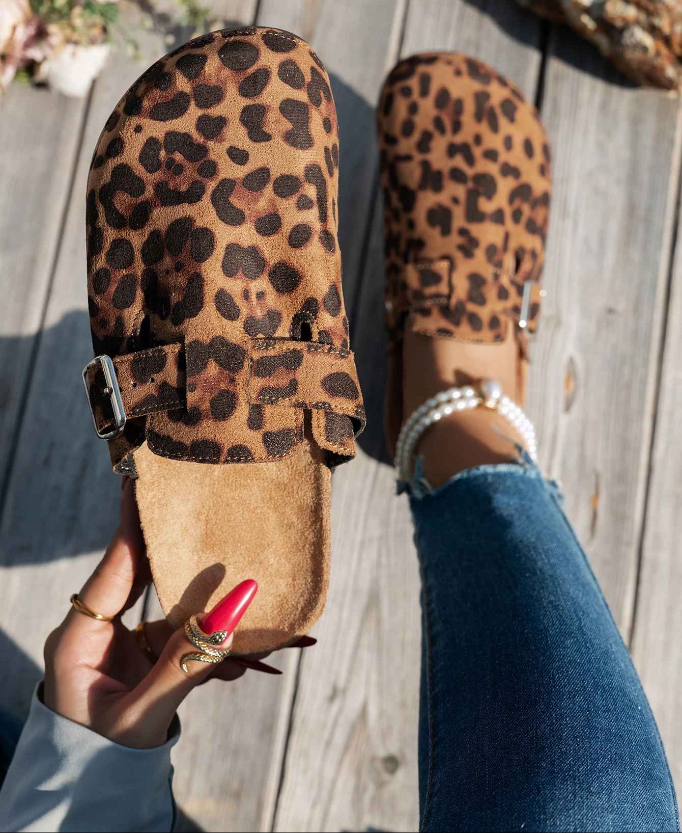 Mules con estampado animal y suela de corcho