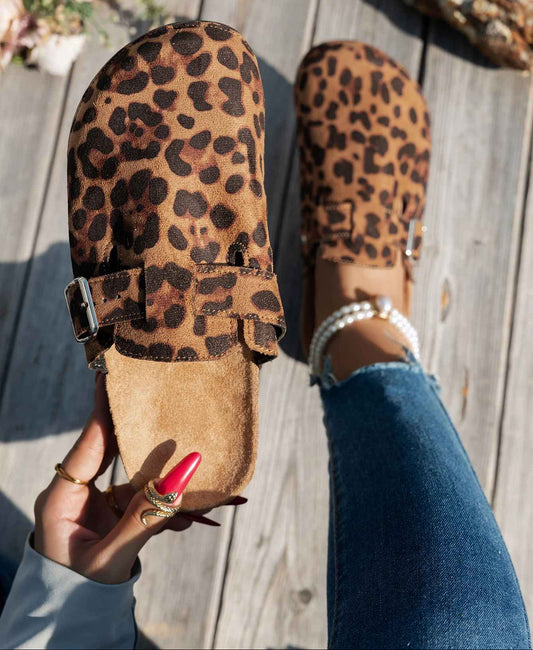 Mules con estampado animal y suela de corcho