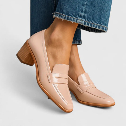 Mocasines modernos con tacón de bloque y acabado brillante