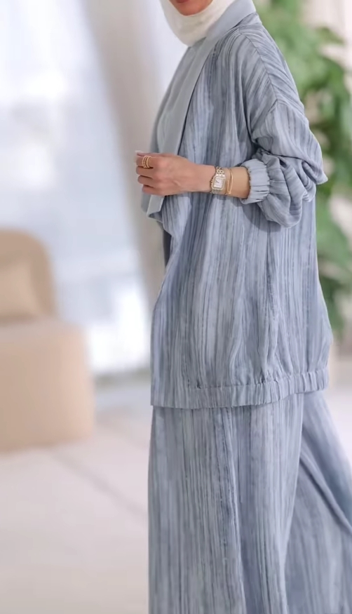 Complete casual three-piece vertical striped suit with collar