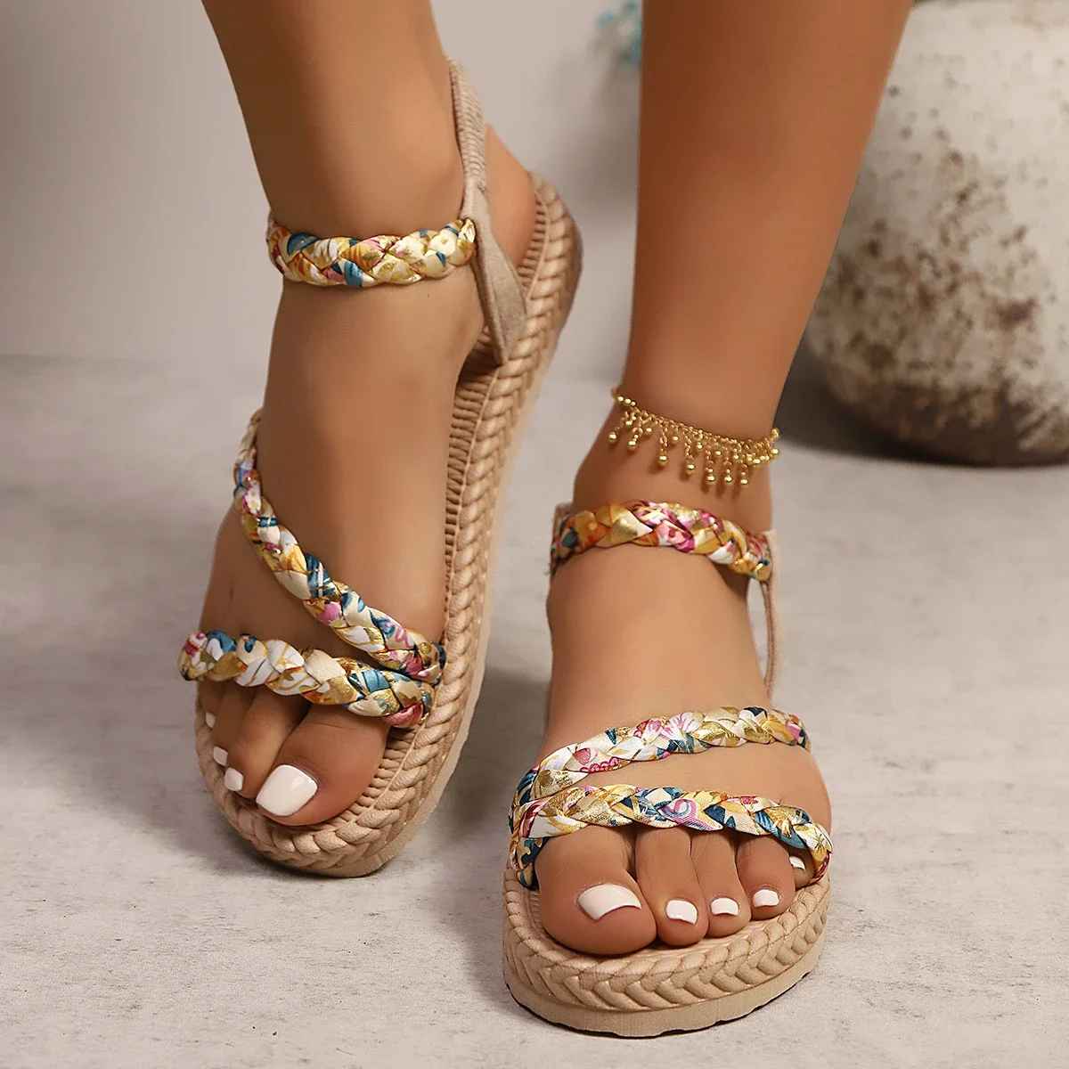 Sandalias planas trenzadas florales