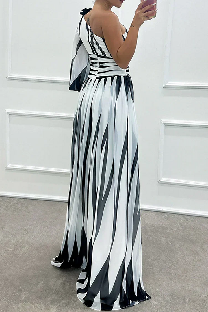 Elegante vestido maxi a rayas con un solo hombro