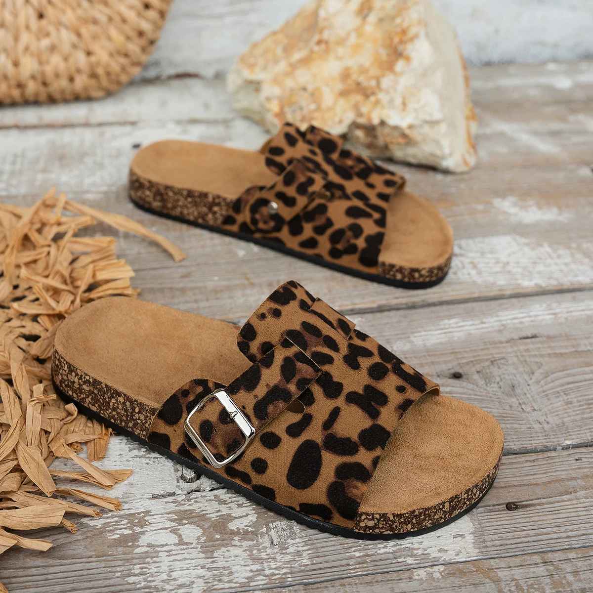 Sandalias con estampado de leopardo y suela de corcho