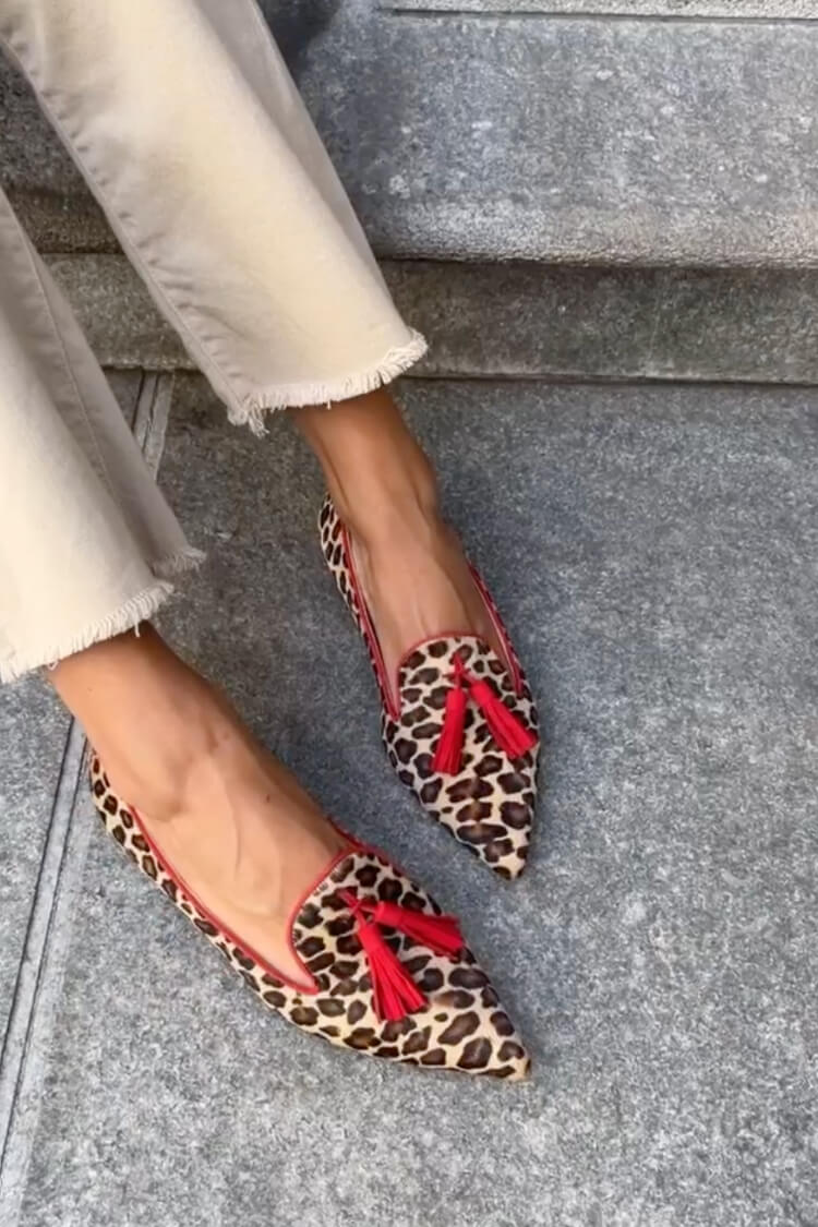 Mocasín de punta con borlas rojas