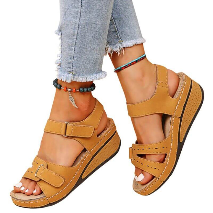 Sandalia Verona con cuña y base blanda