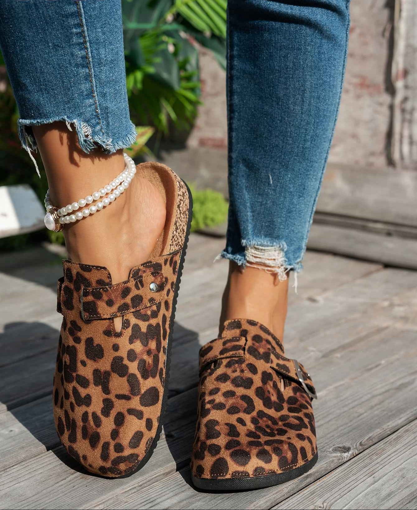 Mules con estampado animal y suela de corcho