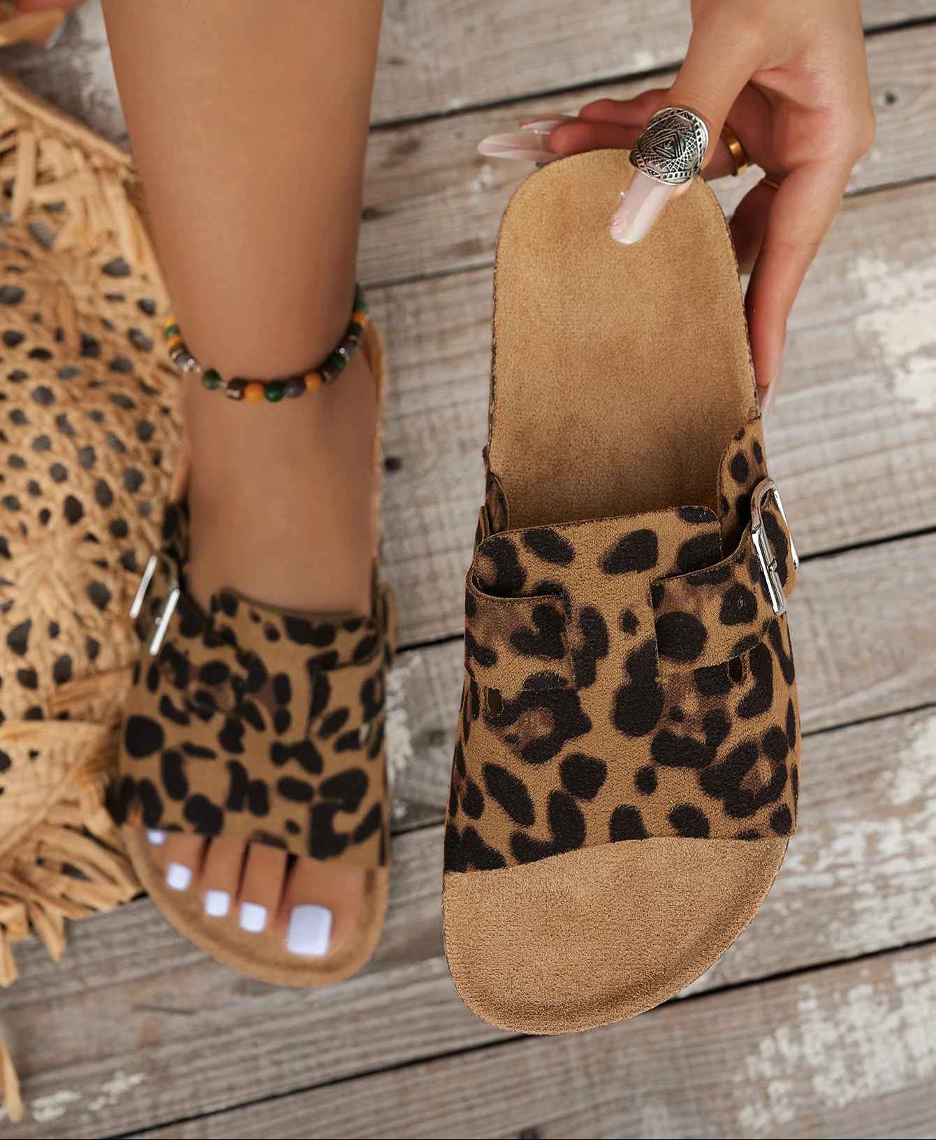 Sandalias con estampado de leopardo y suela de corcho