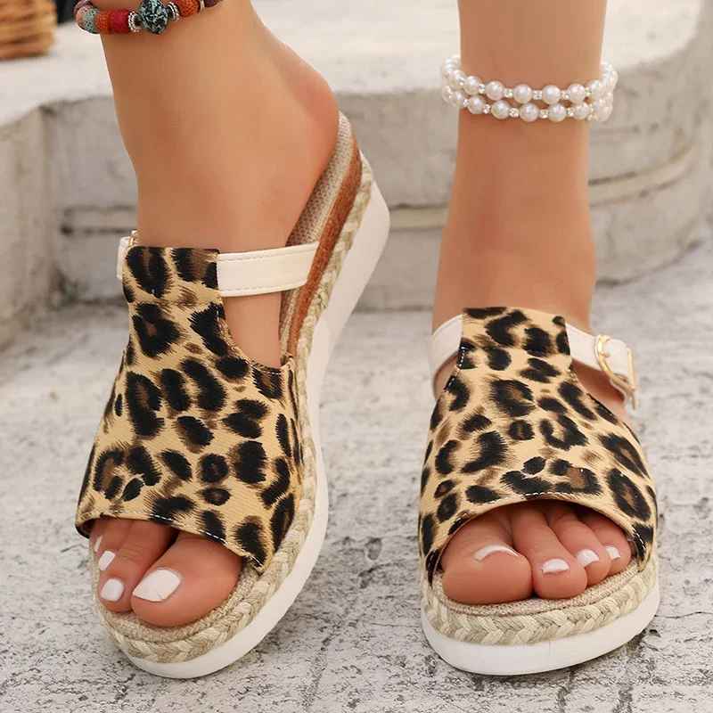 Sandalias de cuña con estampado de leopardo