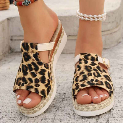 Sandalias de cuña con estampado de leopardo