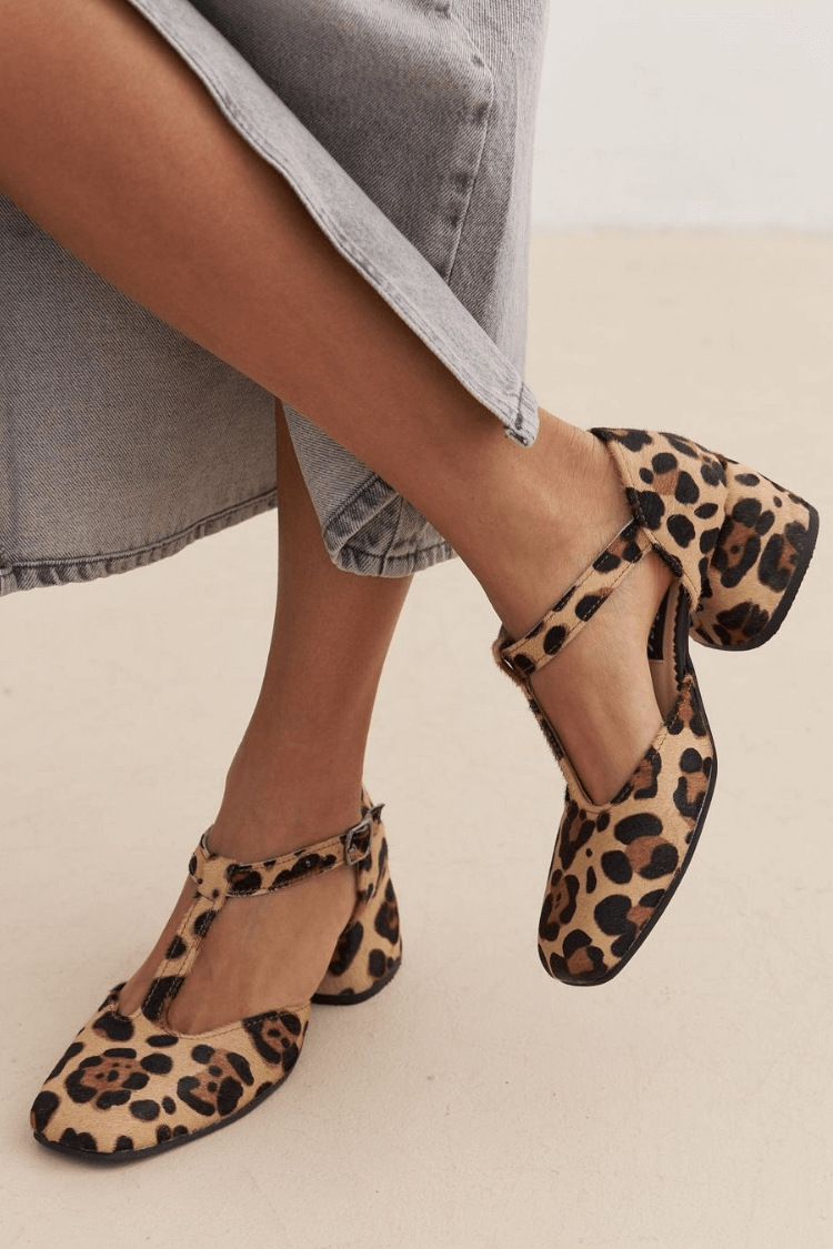 TACONES GRUESOS DE TIRA EN T CON ESTAMPADO DE LEOPARDO