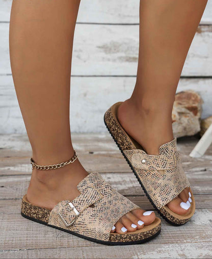 Sandalias destalonadas con hebilla y estampado de serpiente