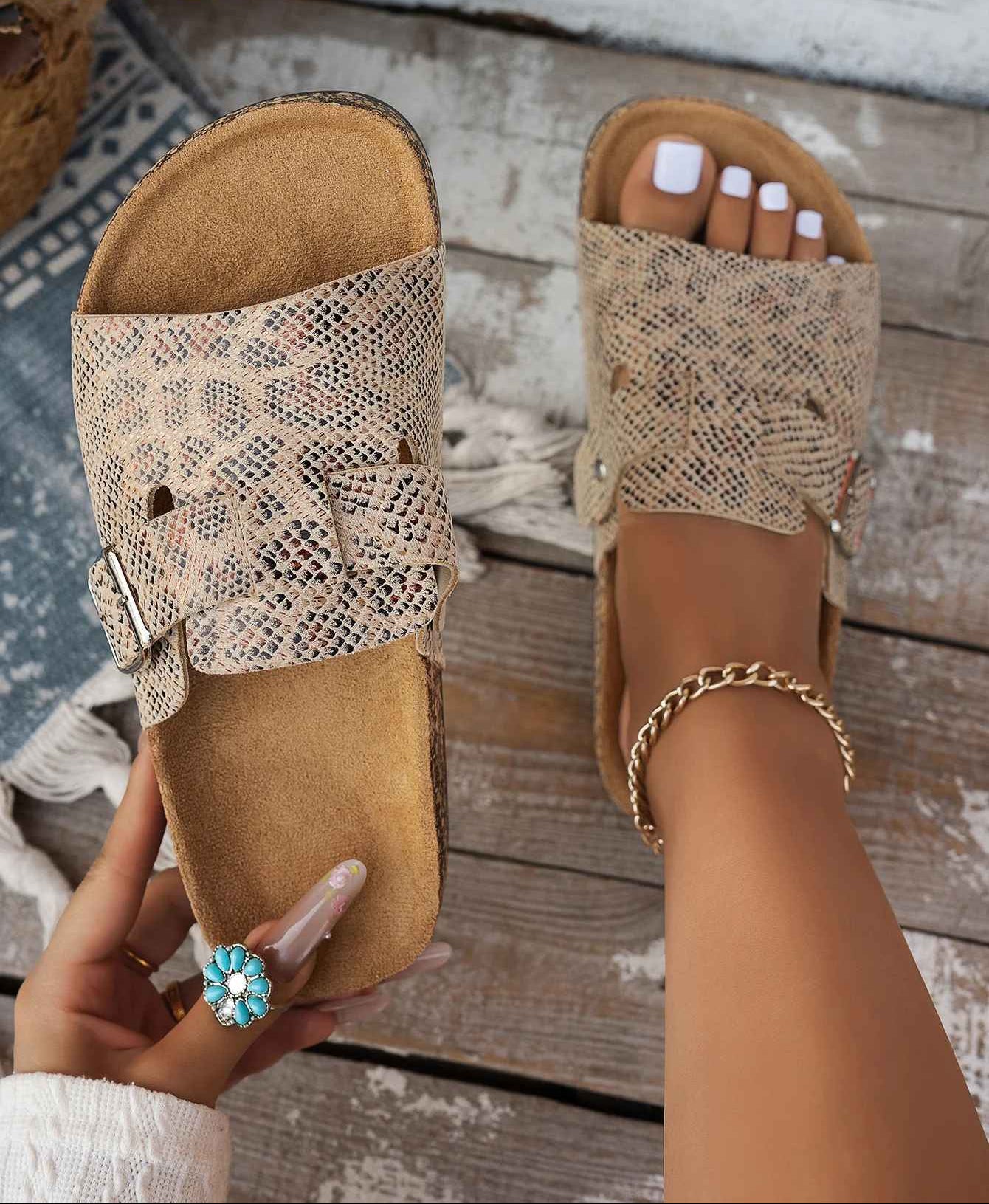 Sandalias destalonadas con hebilla y estampado de serpiente