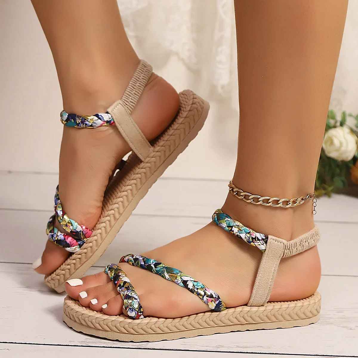 Sandalias planas trenzadas florales