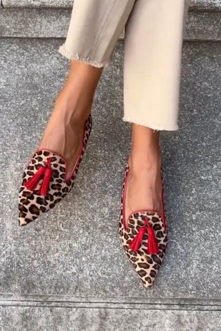 Mocasín de punta con borlas rojas