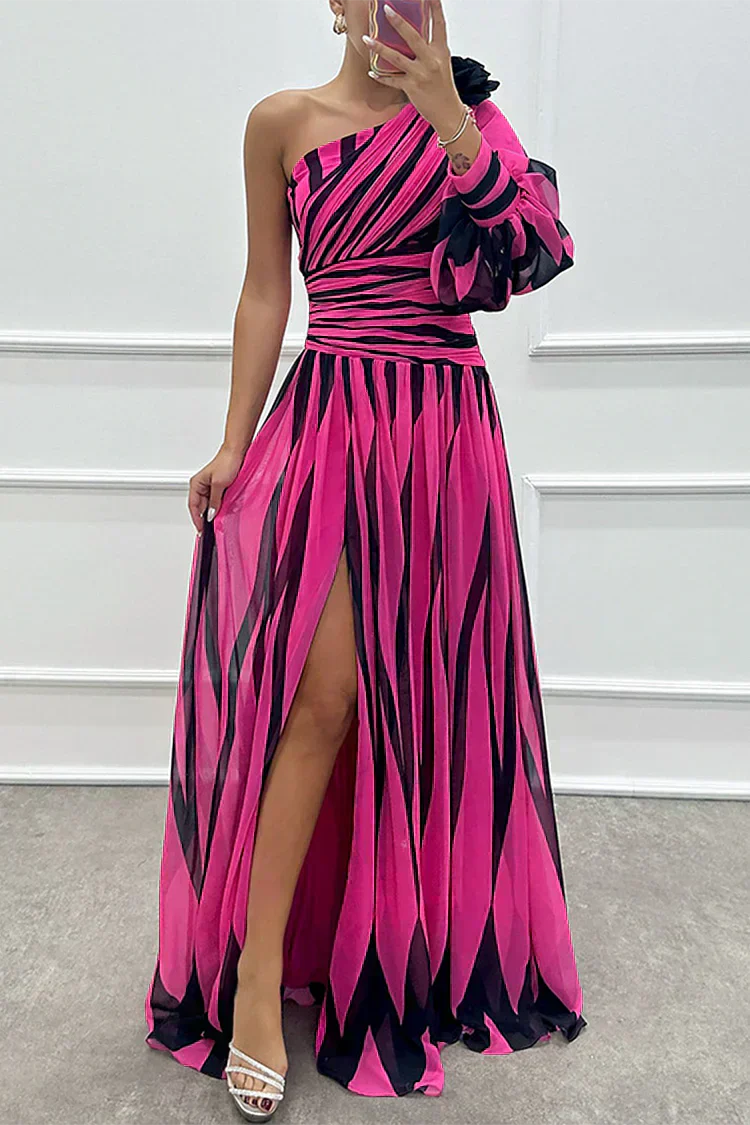 Elegante vestido maxi a rayas con un solo hombro