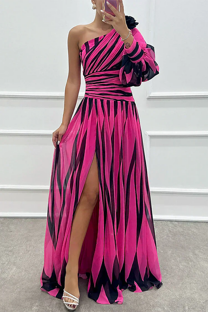 Elegante vestido maxi a rayas con un solo hombro
