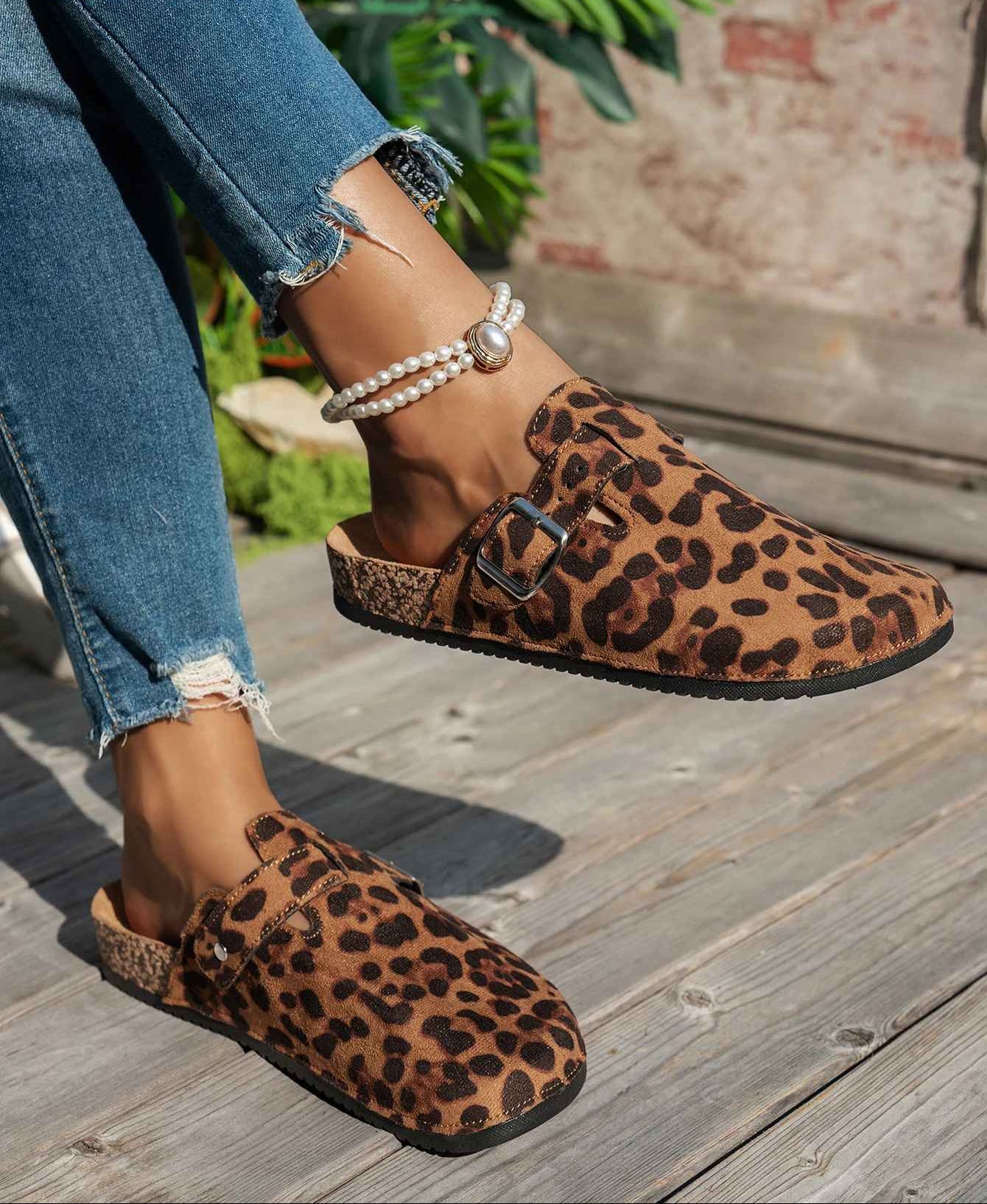 Mules con estampado animal y suela de corcho