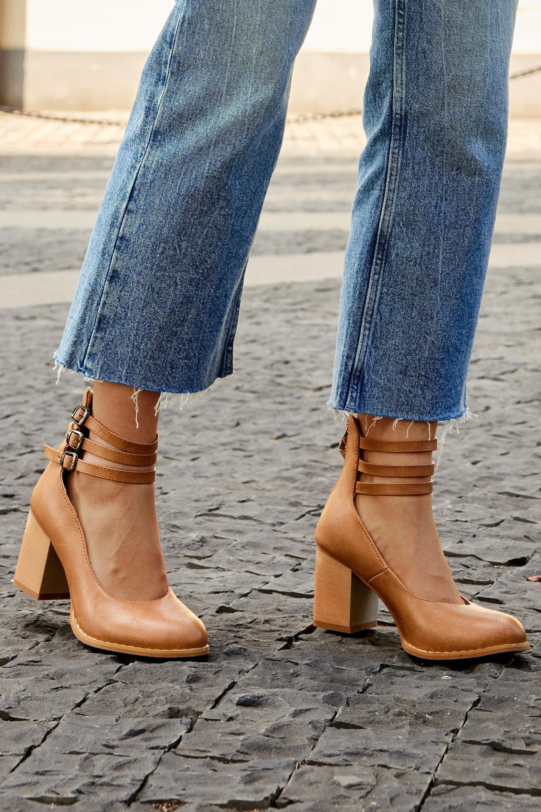 Zapatos de tacón con triple hebilla