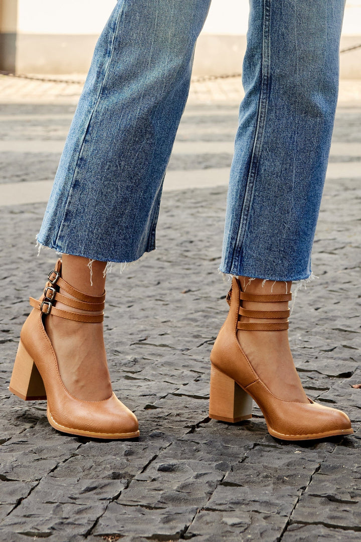 Zapatos de tacón con triple hebilla
