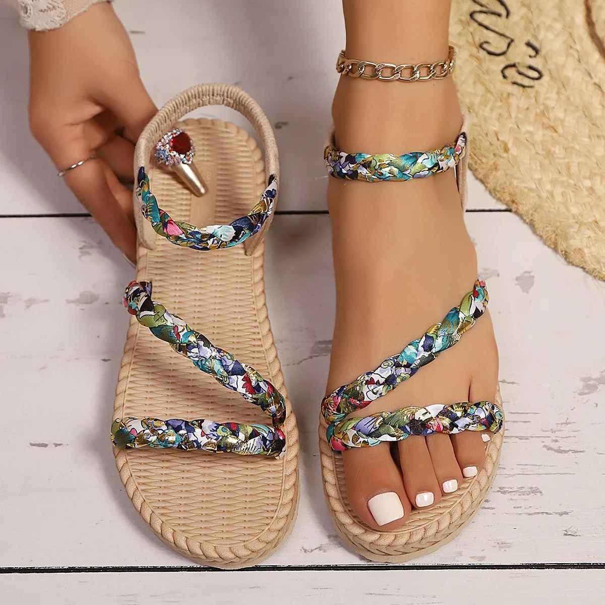 Sandalias planas trenzadas florales