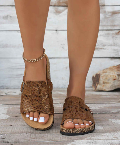 Sandalias destalonadas con hebilla y estampado de serpiente
