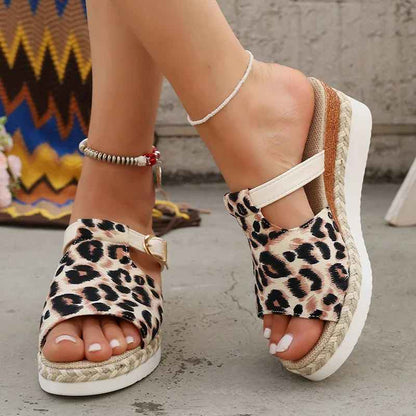 Sandalias de cuña con estampado de leopardo