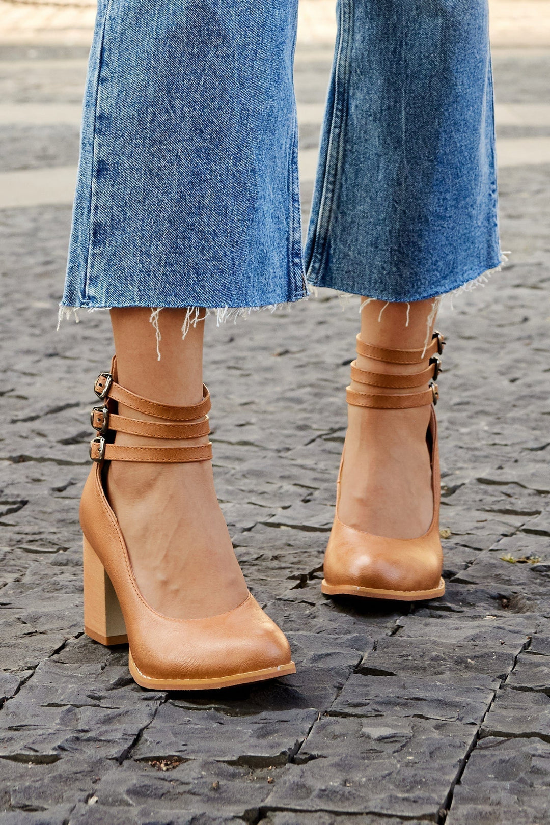 Zapatos de tacón con triple hebilla