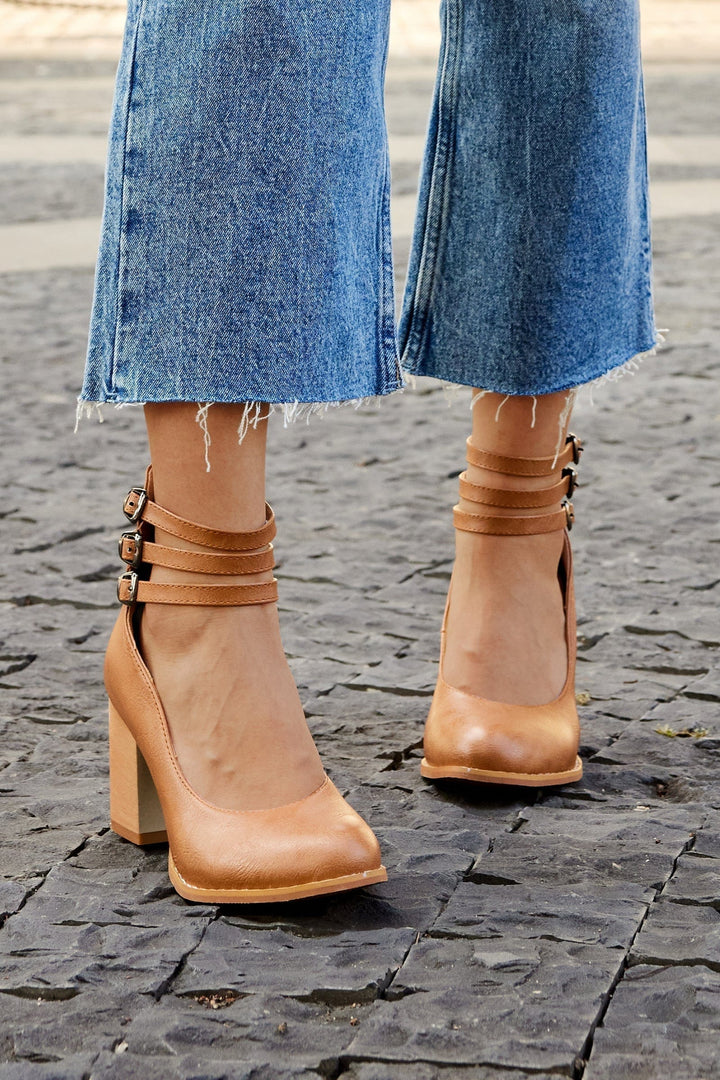 Zapatos de tacón con triple hebilla