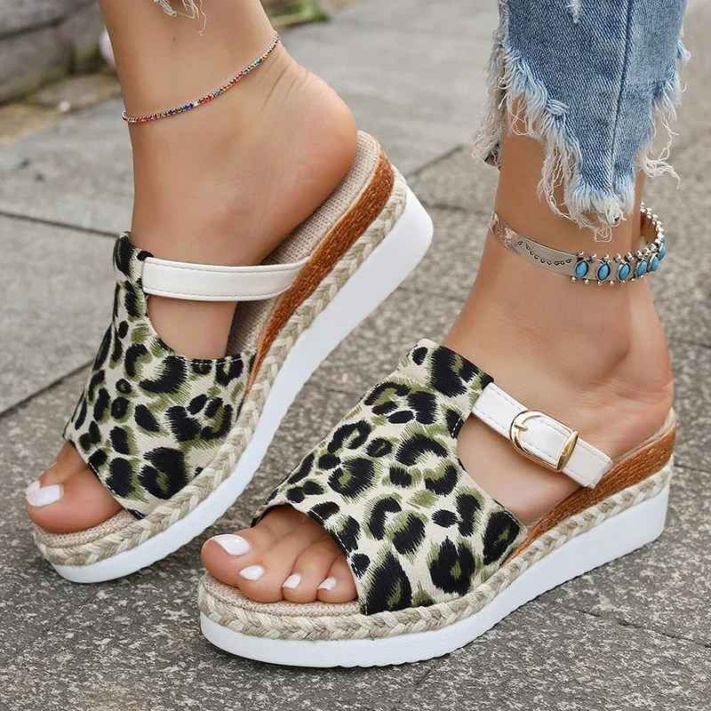 Sandalias de cuña con estampado de leopardo