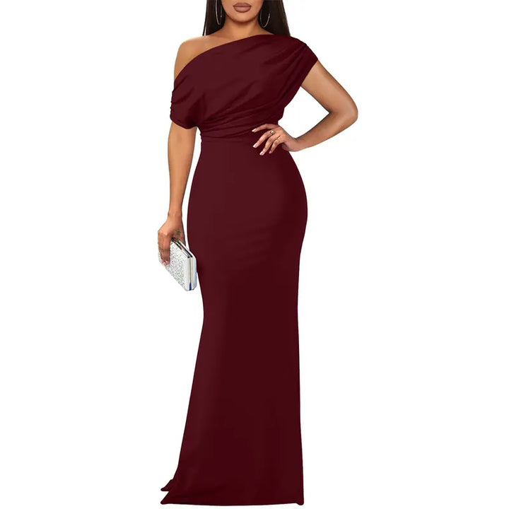 Elegante vestido de noche ajustado con hombros descubiertos