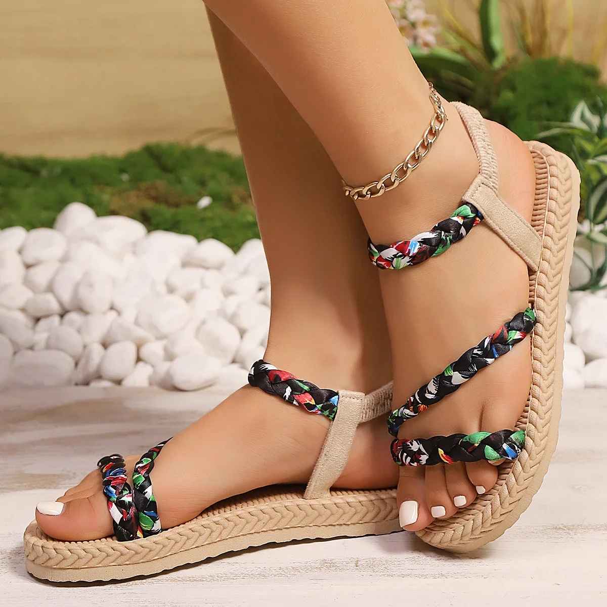 Sandalias planas trenzadas florales