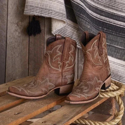 Botas camperas bordadas de mujer