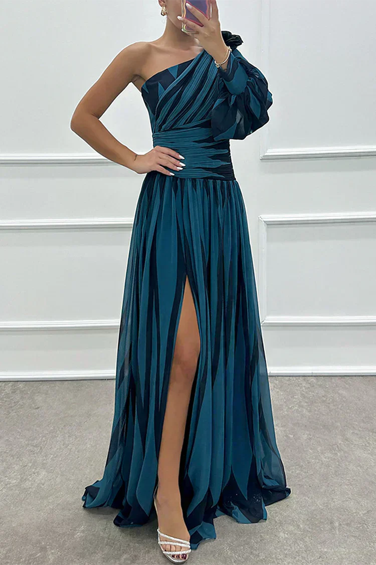 Elegante vestido maxi a rayas con un solo hombro