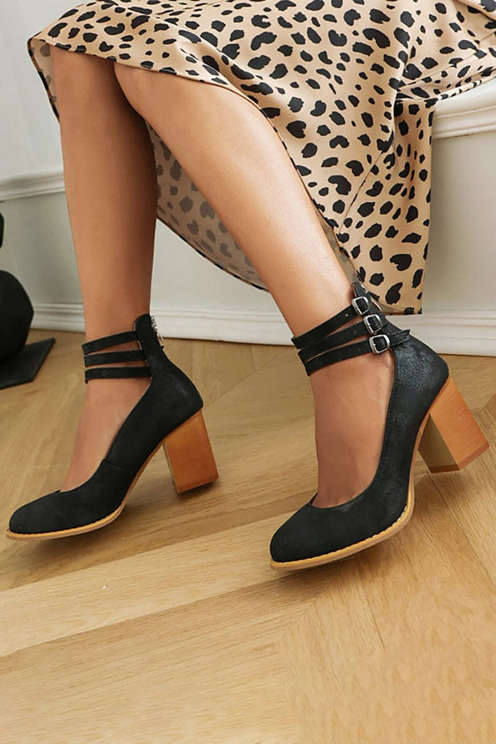 Zapatos de tacón con triple hebilla