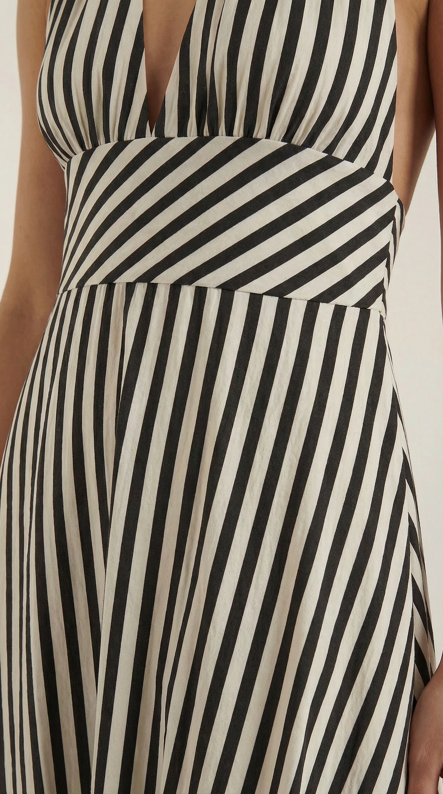 Vestido largo a rayas con cuello en V