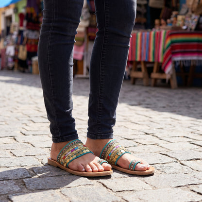 Sandalias Artesanales Tejidas con Borlas